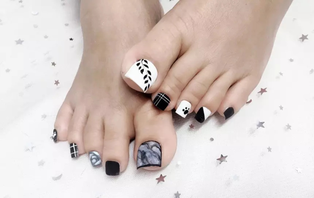 Sơn móng chân màu đen – Mẫu nail chân đẹp cho da ngăm đen