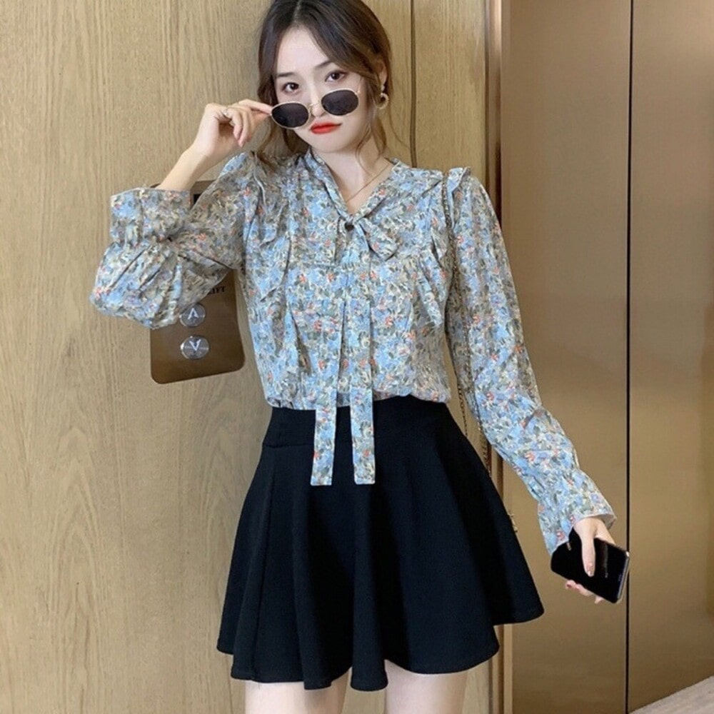 Áo sơ mi voan mix cùng chân váy đen mang đến vẻ đẹp trang nhã