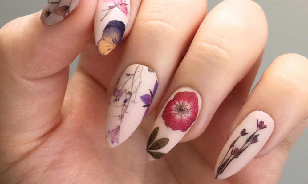 Mẫu nail vẽ hoa đơn giản trên nền màu hồng ngọt ngào 