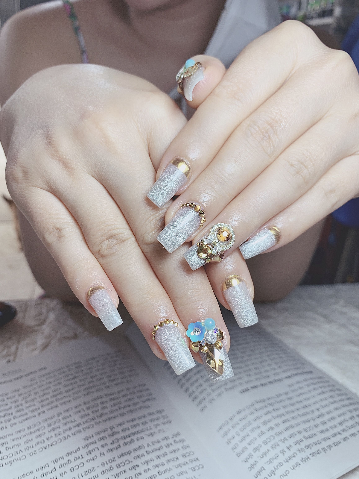Mẫu nail mắt mèo kim cương đính đá ánh vàng