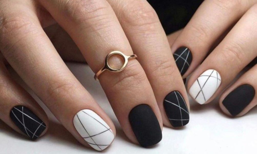 Bộ nail màu nude tông đen trắng