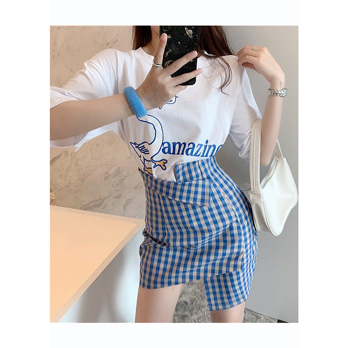 Set đồ chân váy caro cùng áo thun mang đến phong cách cá tính, phóng khoáng