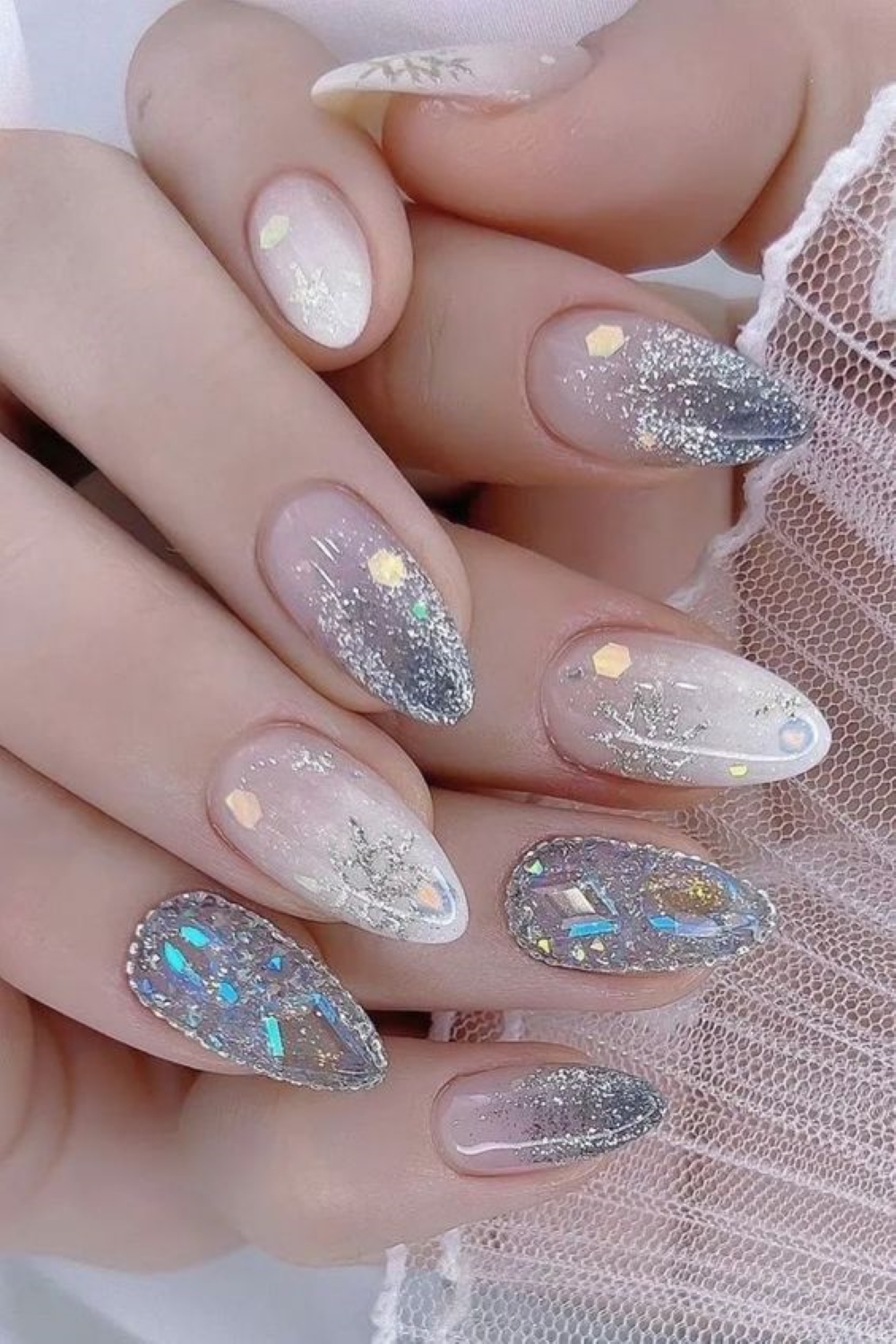 Mẫu nail mắt mèo kim cương đính đá lớn màu trắng óng ánh