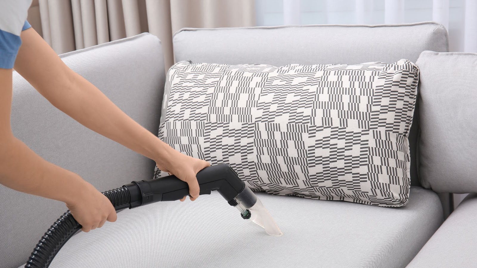 Làm sạch sofa khi thấy ghế bị bám bẩn
