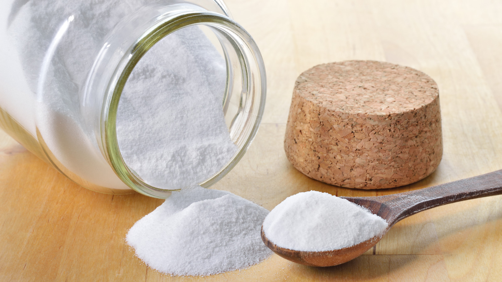 Làm sơn móng tay bằng baking soda