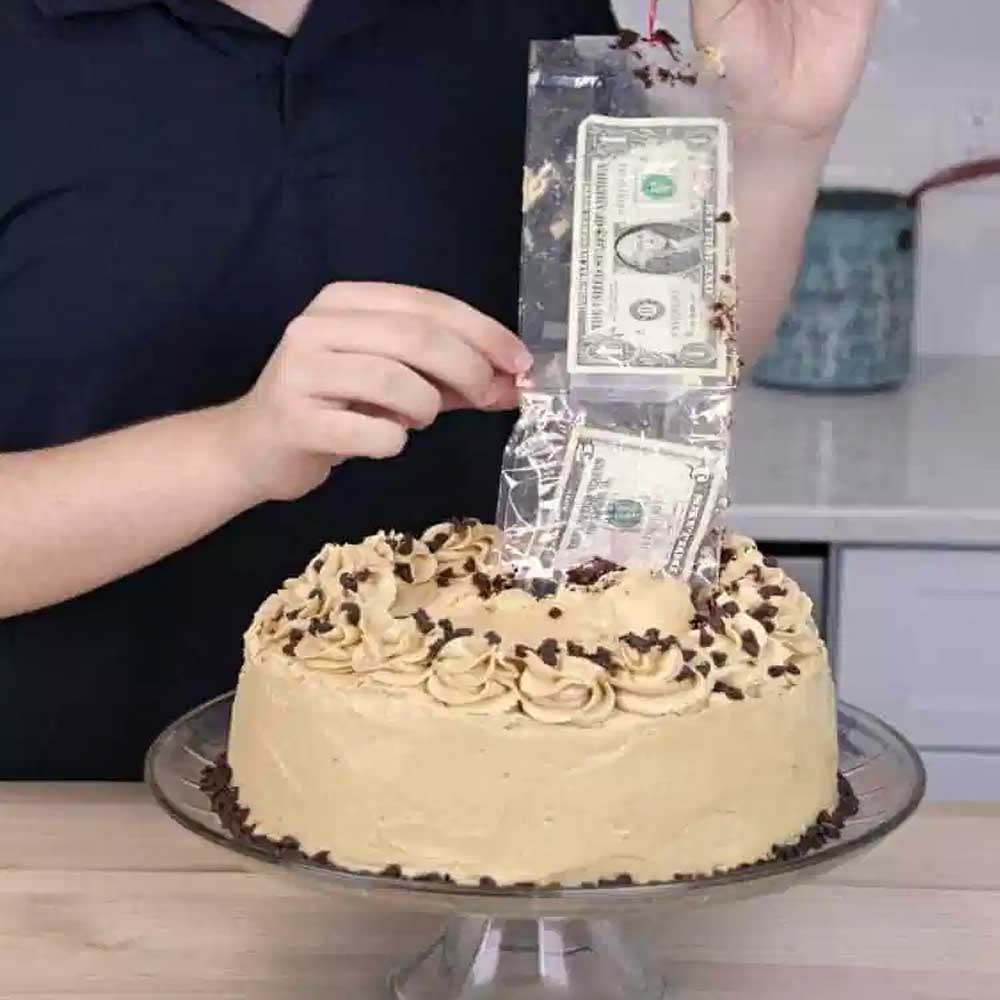 Bánh sinh nhật tặng u rút chi phí khác biệt thời hiện tại đại