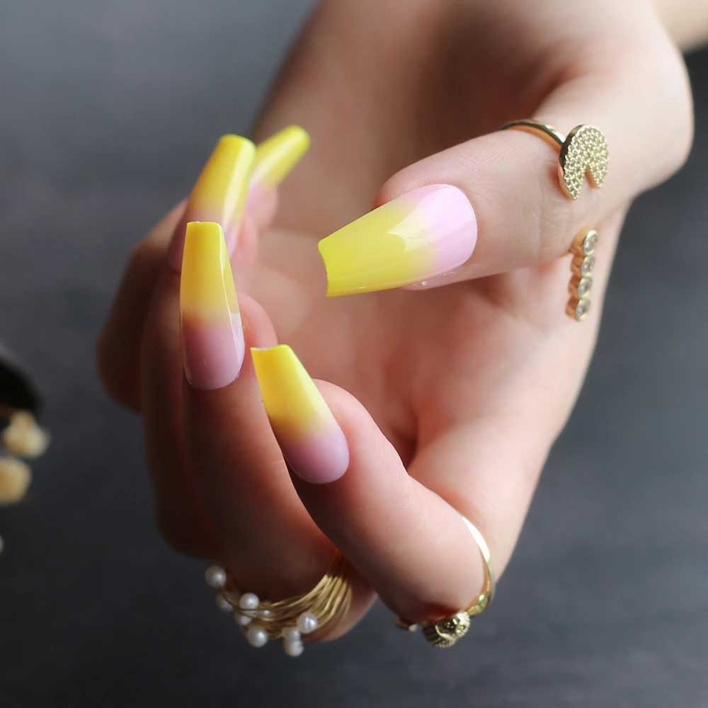 Mẫu nail ombre vàng đẹp, đơn giản nhưng vẫn đủ cuốn hút người đối diện