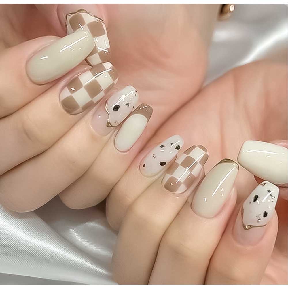 Phong cách nail với những đường kẻ có độ chính xác cao 