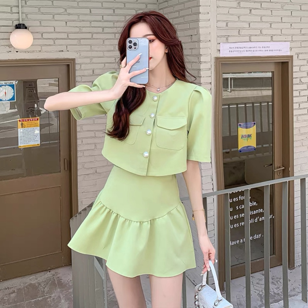 Chân váy có kiểu dáng ngắn dáng vẻ xòe phối hợp với áo croptop
