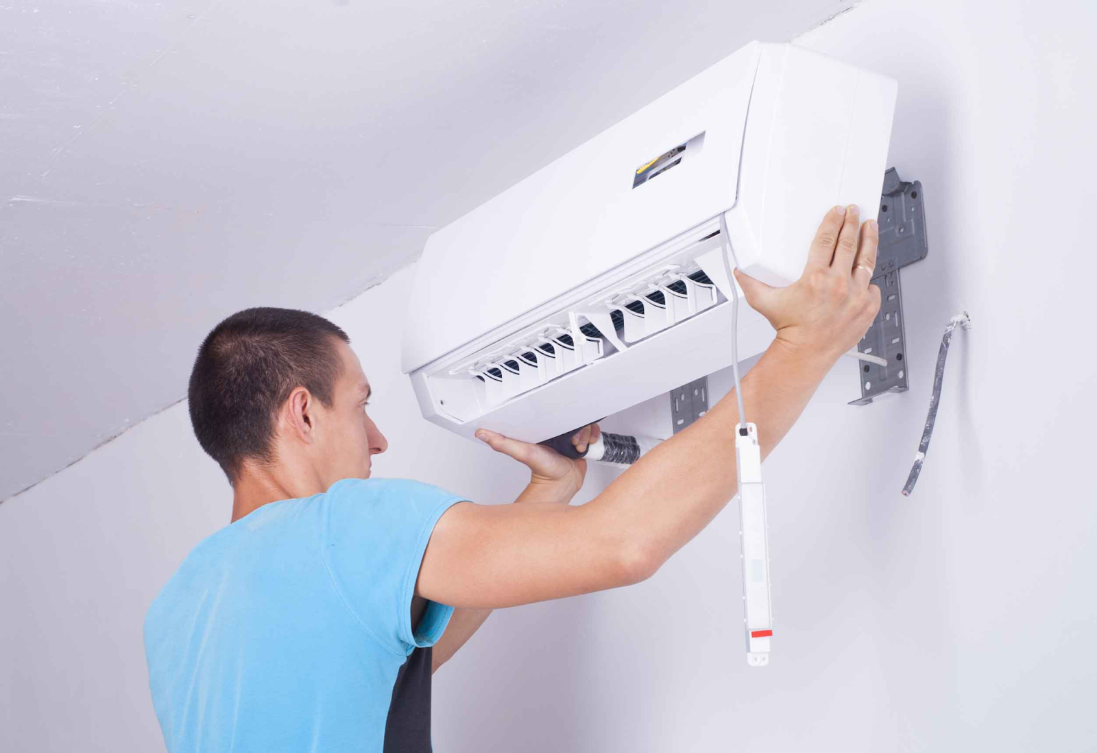Việc tháo lắp máy lạnh mang lại nhiều rủi ro cho người không có chuyên môn 