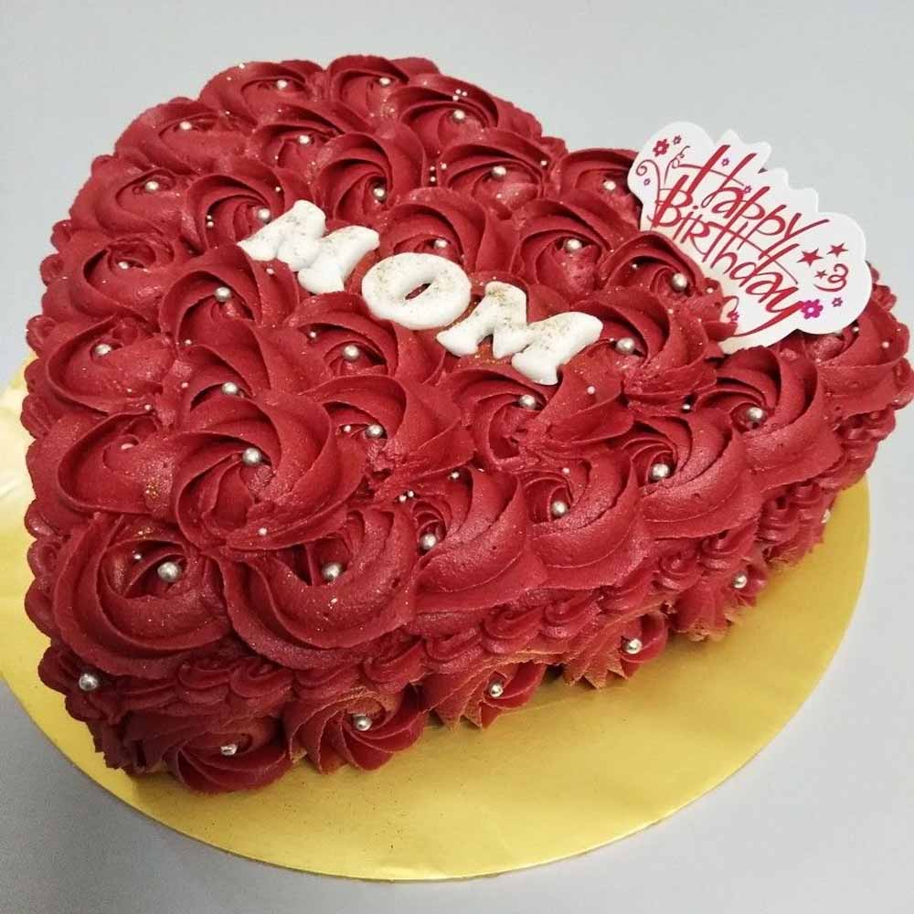 Bánh sinh nhật cho mẹ màu đỏ mang đậm nét truyền thống