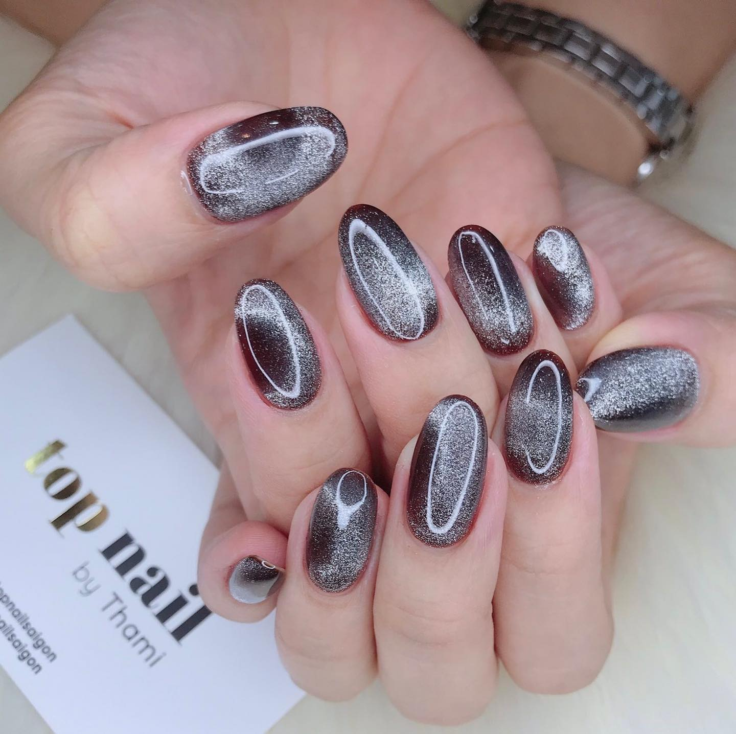 Mẫu nail mắt mèo kim cương đen sơn ánh nhũ dũa bầu