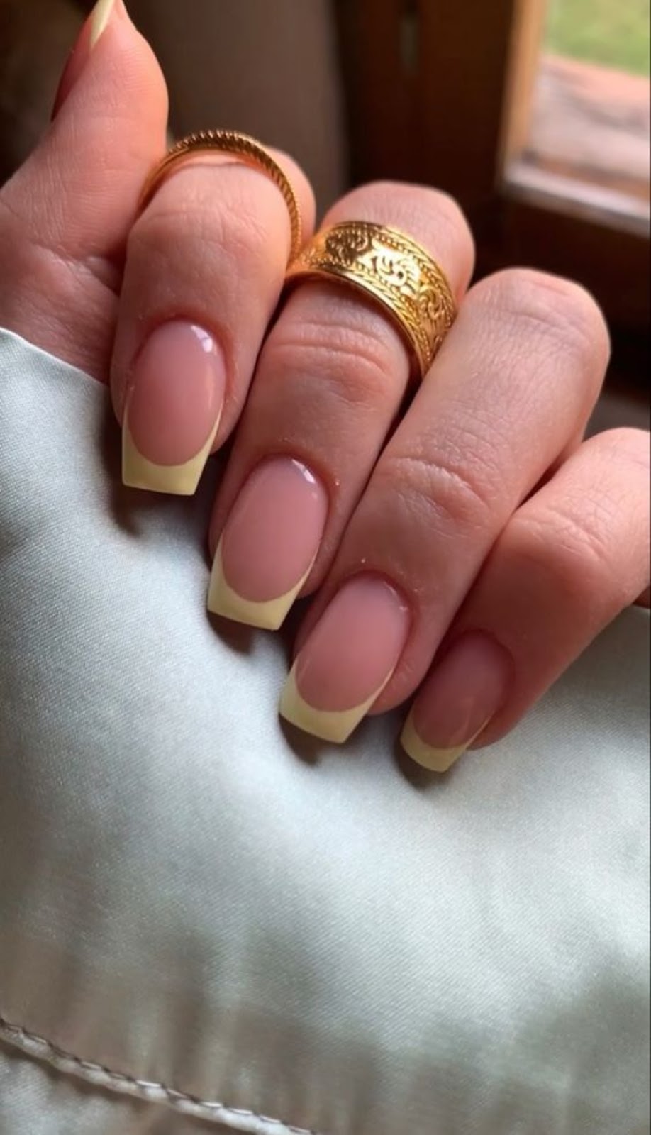 Một vài mẫu nail màu nude kết hợp màu vàng 