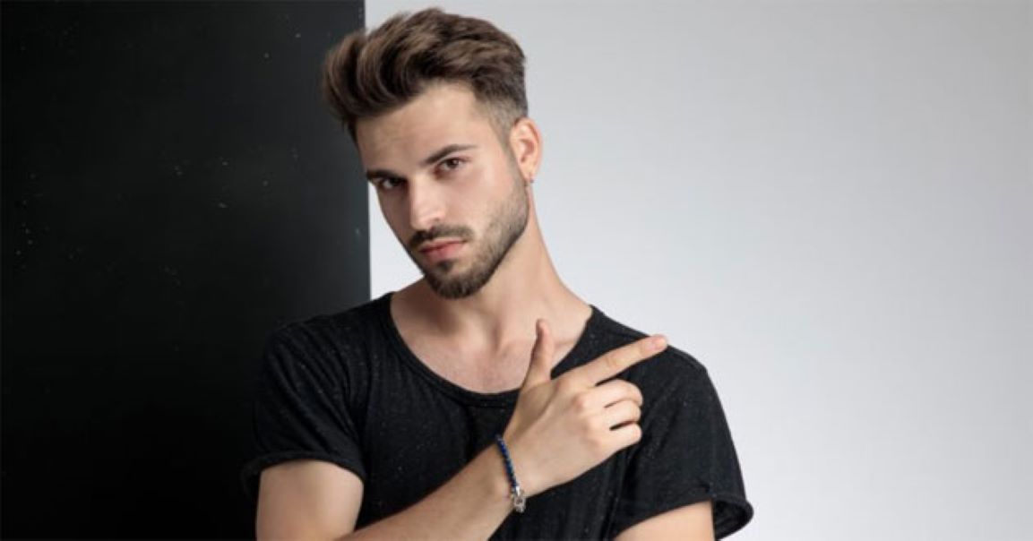 Kiểu tóc undercut ngắn vuốt thẳng Kiểu tóc undercut ngắn này khó giữ nếp và tạo hình