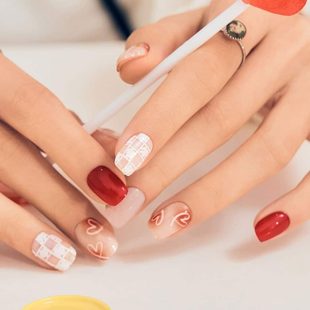 Nail đỏ tươi nhấn khóe móng vàng