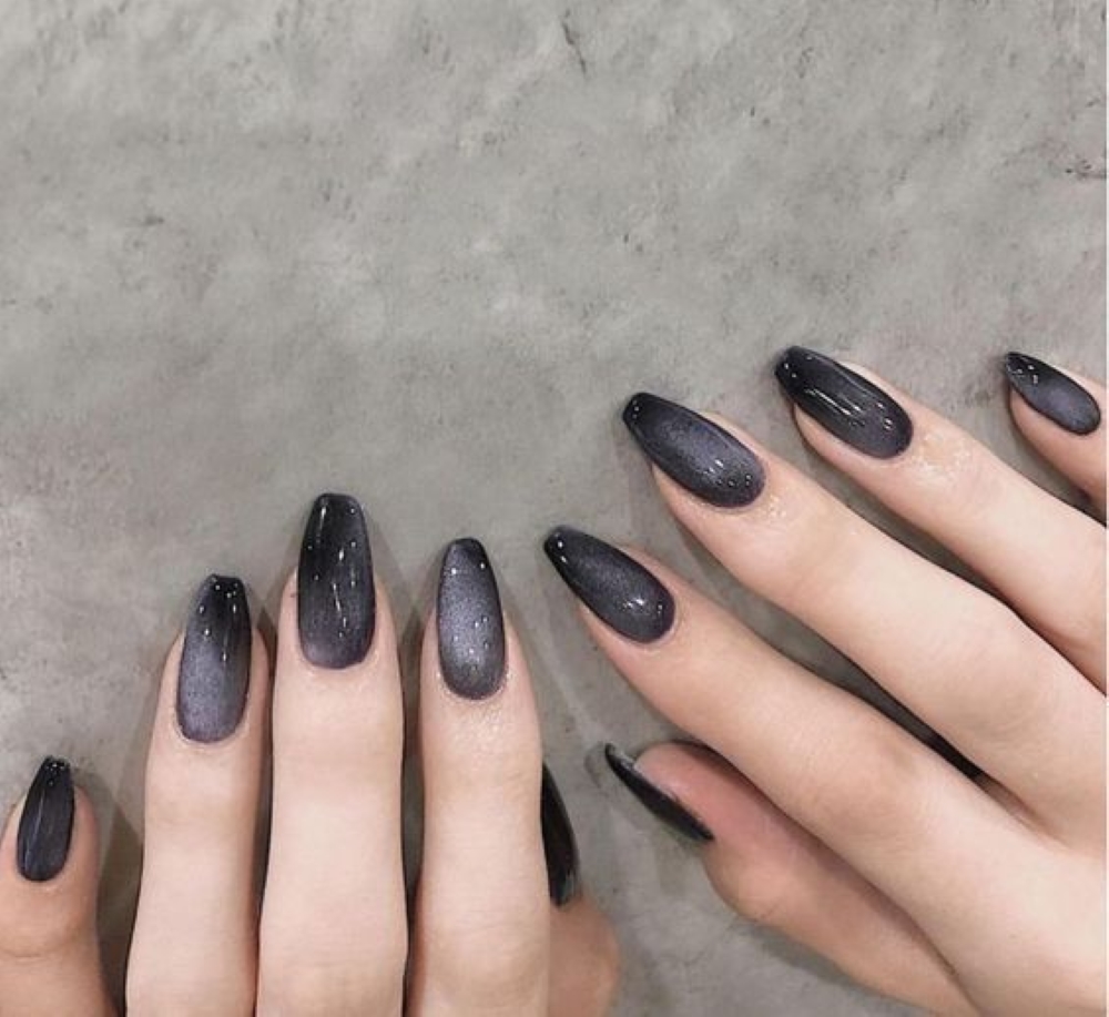 Mẫu nail mắt mèo kim cương đen sang trọng 