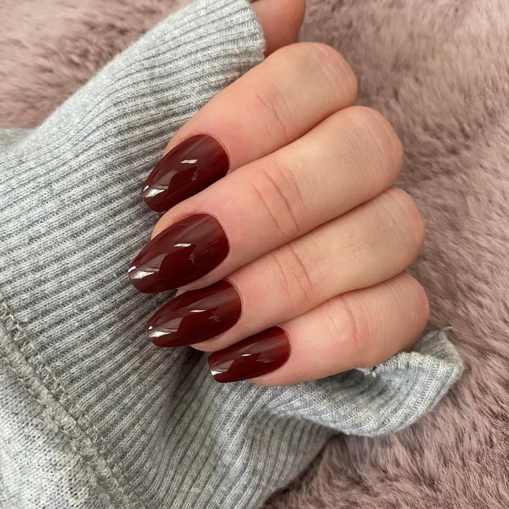 Trông chững chạc hơn nhờ nail oxblood
