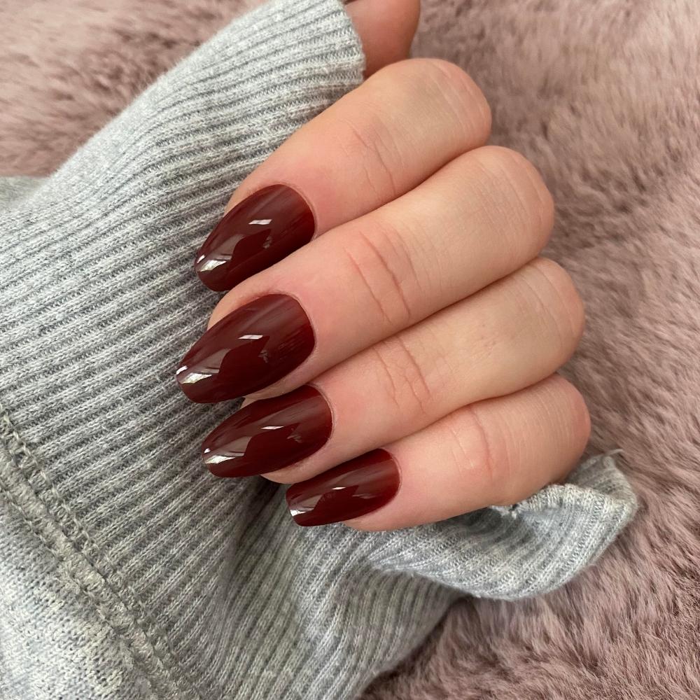 Trông chững chàng rộng lớn nhờ nail oxblood