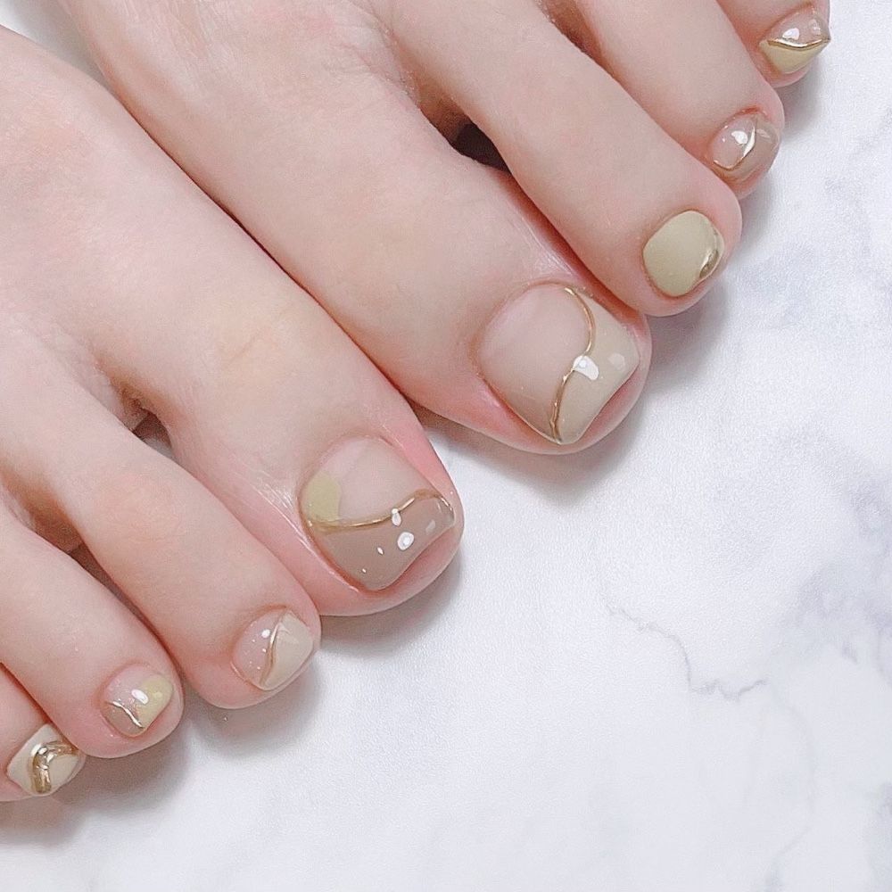 Nail chân gold color đính kèm đá nhẹ dịu, dễ dàng thương