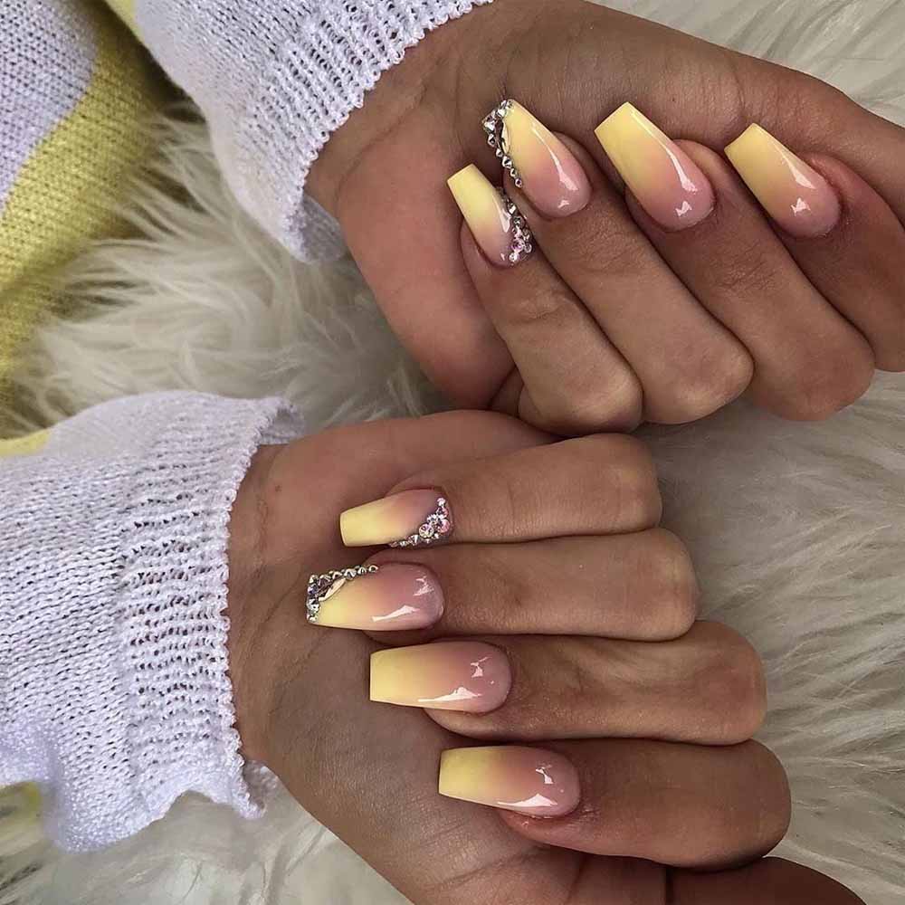 Nếu cảm thấy nhàm chán, hãy thử đính thêm đá cho mẫu nail thêm lấp lánh nhé
