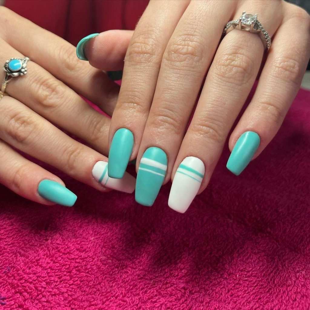 Nail xanh ngọc hoạ tiết đường kẻ