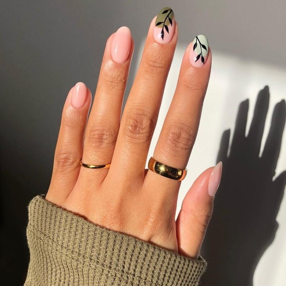 Thời thượng với nail xanh lơ vẽ hoa lá