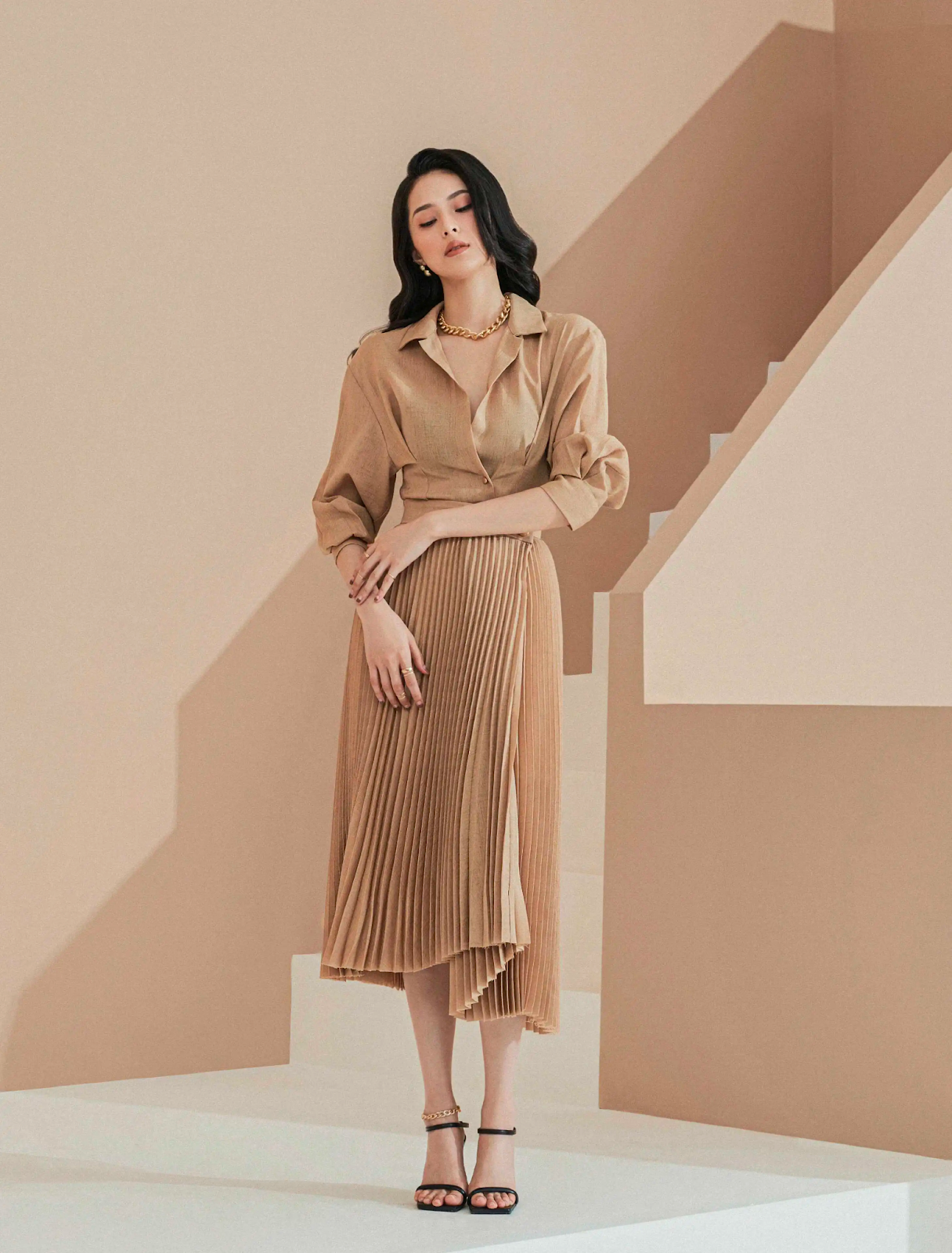 Chân váy xếp ly cùng áo sơ mi - outfit cho nấm lùn chân to