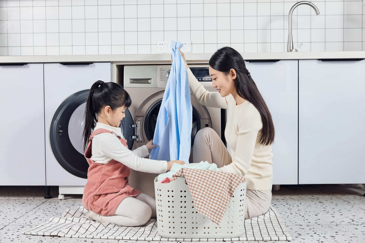Lấy quần áo ra khỏi lồng giặt