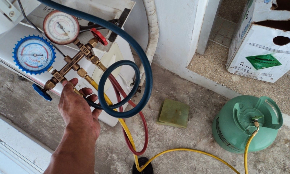 Nạp gas vào bình với áp suất đạt tiêu chuẩn máy lạnh 