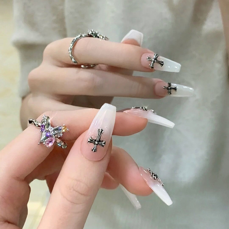 Mẫu nail họa tiết chrome hearts