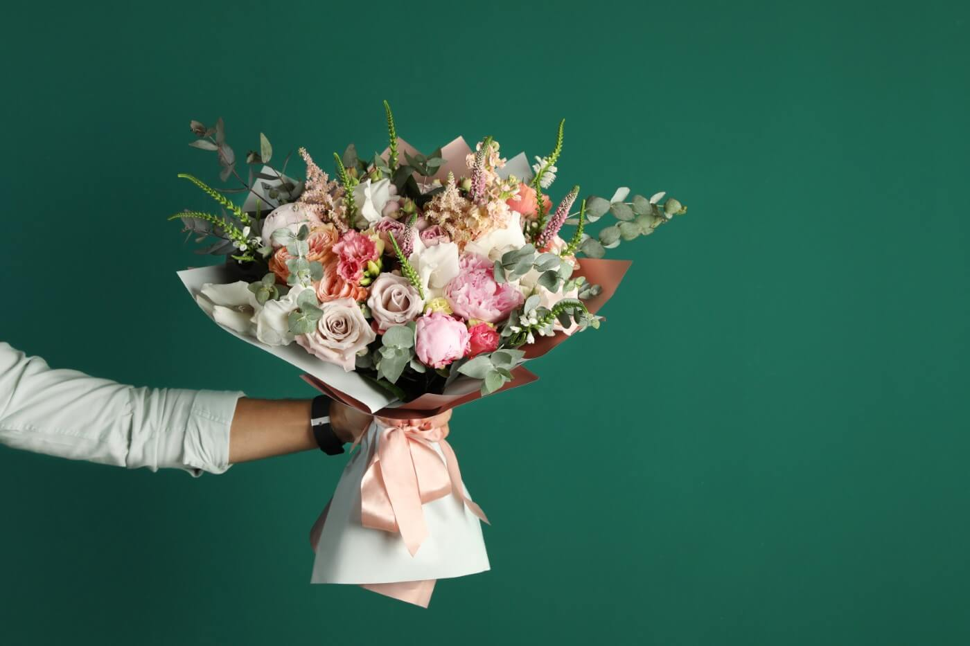 Bạn có thể chọn một bó hoa hồng đủ sắc màu để tặng cho nàng