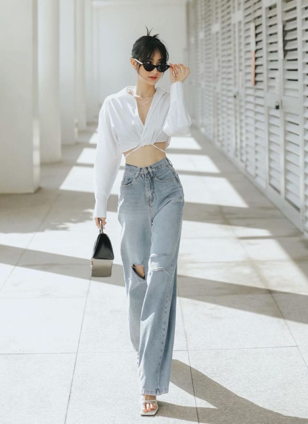 Mix quần jean ống rộng cùng chiếc áo sơ mi cách điệu