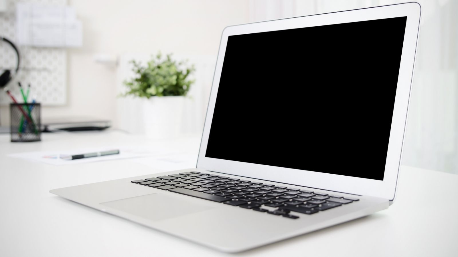 Laptop bị màn hình đen không vào được win