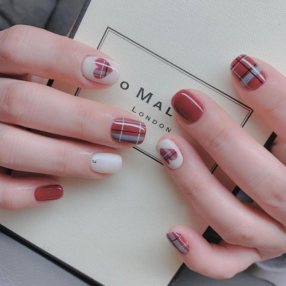 Nail đỏ họa tiết kẻ sọc xinh xắn