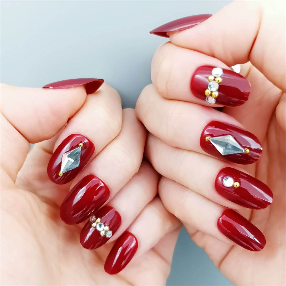 Nail sơn đỏ đính đá 