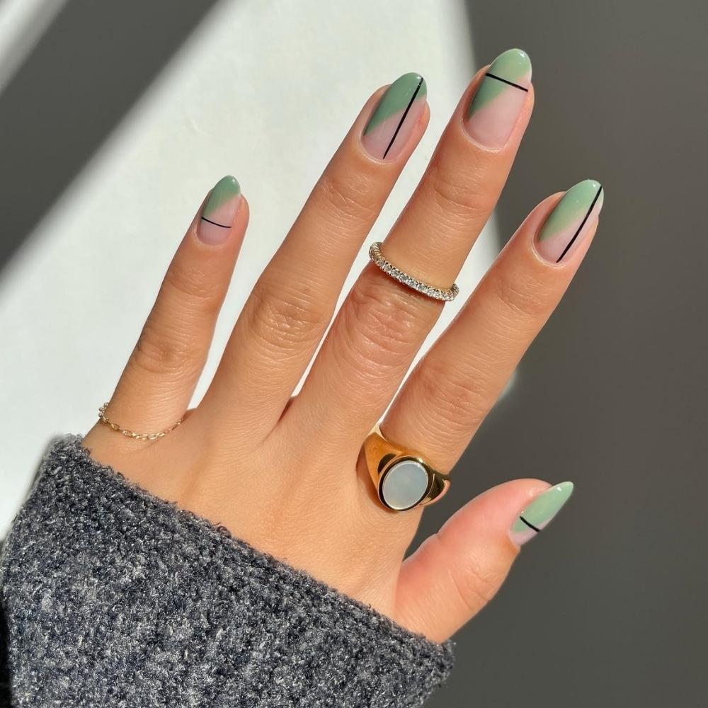 Nail xanh lơ lá với lối kẻ đen