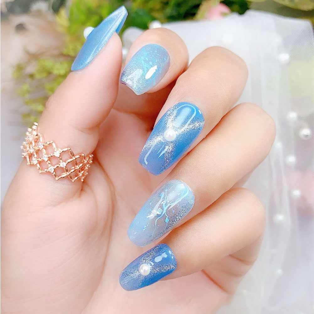 Mẫu nail mắt mèo xanh dương đính charm