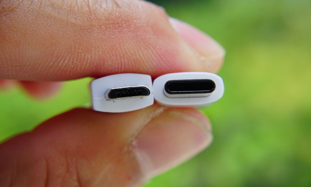 Cổng sạc micro USB có tốc độ truyền dữ liệu chậm hơn và không hỗ trợ sạc nhanh như USB Type-C 