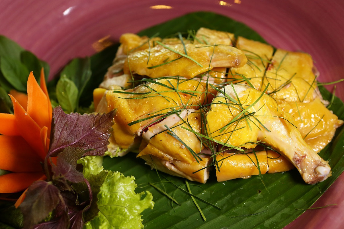 Món gà rẫy Phú Quốc hấp dẫn, thu hút nhiều thực khách
