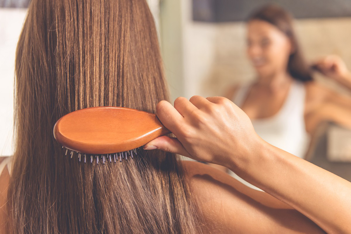 Chải tóc trước lúc gội sẽ hỗ trợ tóc suôn mượt, có thể khoẻ