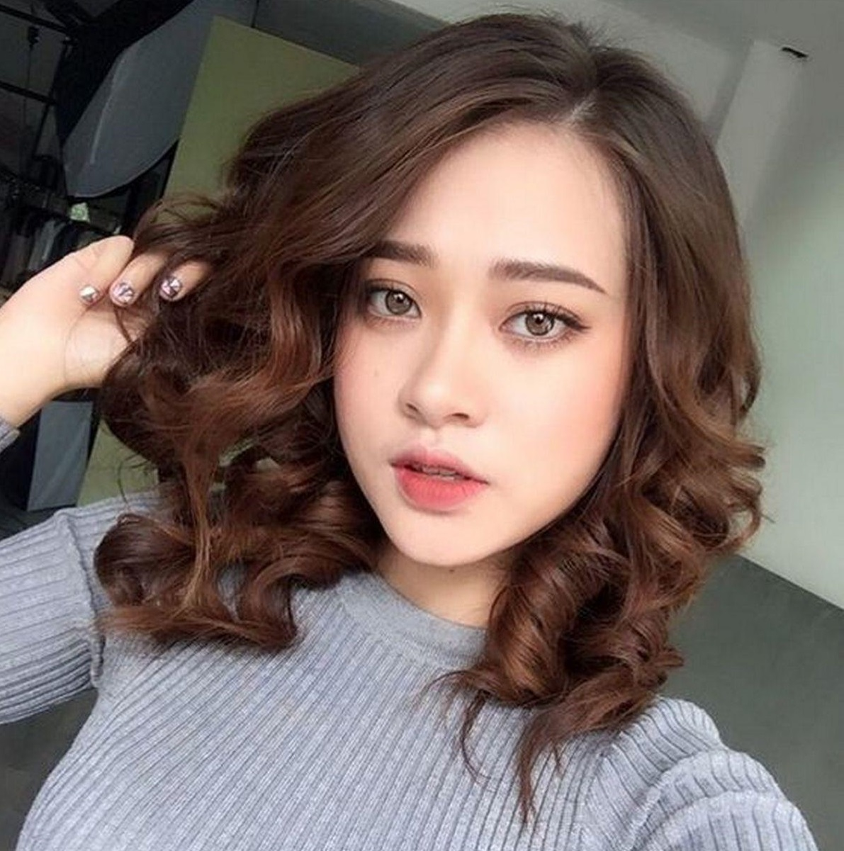 Tóc ngang vai uốn tầng