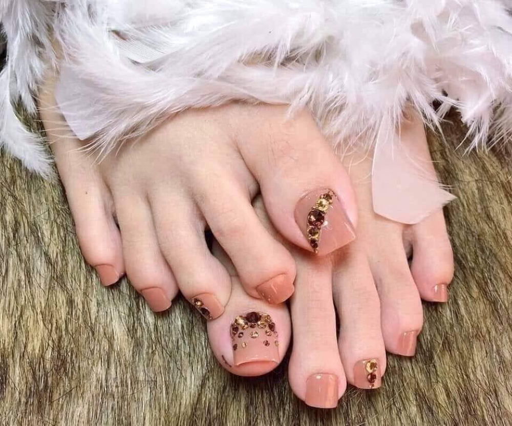 Nail chân màu hồng đính đá thanh lịch 