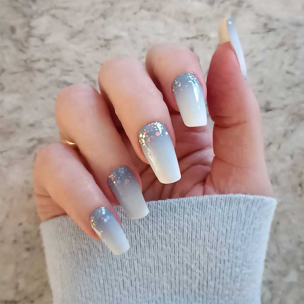Thỉnh thoảng bạn cũng có thể phá cách kết hợp ombre trắng và xanh dương