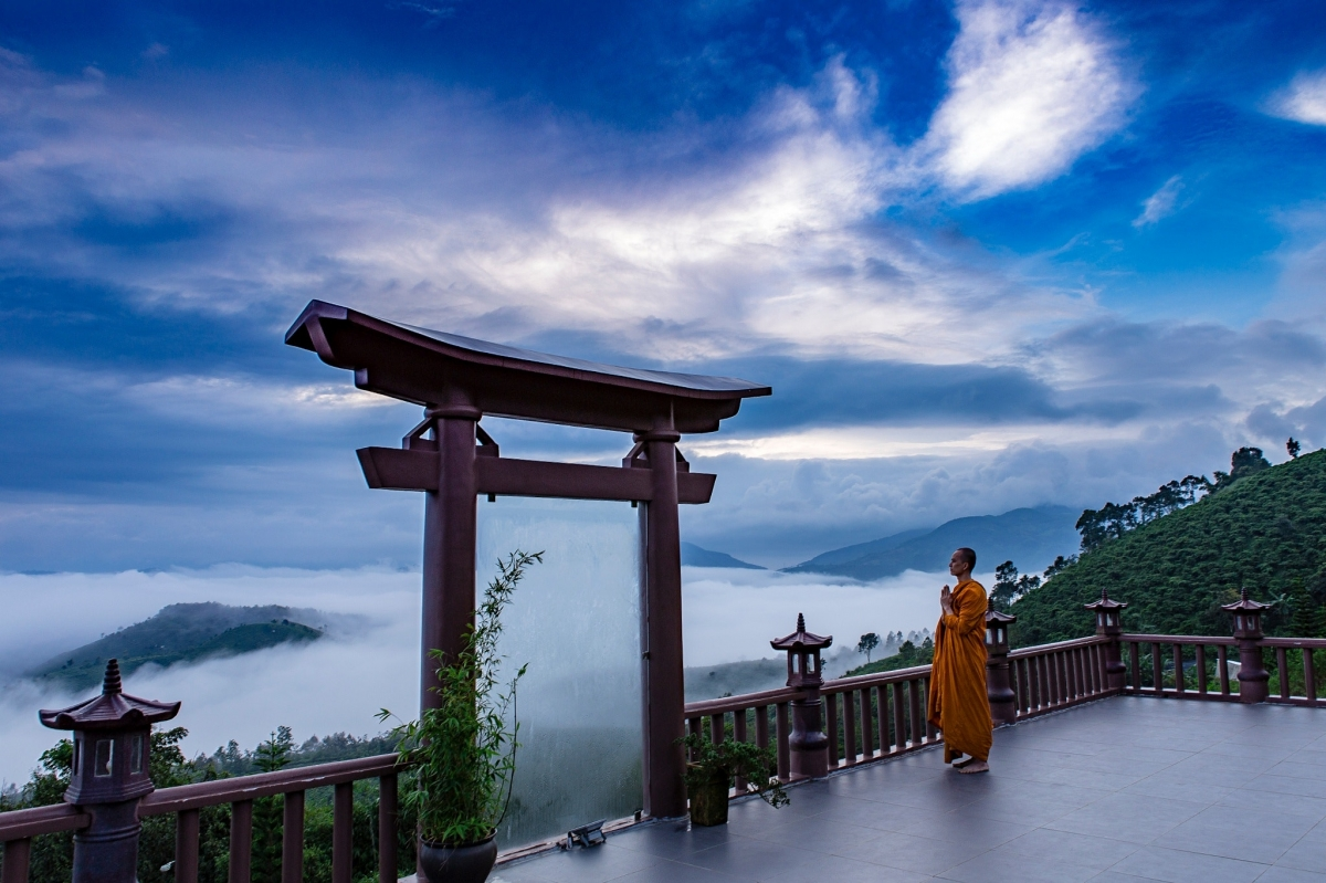 Săn mây tại Cổng Thần Đạo là một trong những trải nghiệm mới lạ và độc đáo khi đến với Chùa Linh Quy Pháp Ấn
