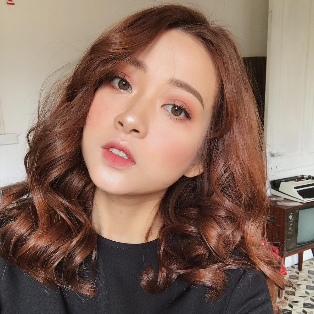 Mái tóc được uốn nắn lọn ngang vai