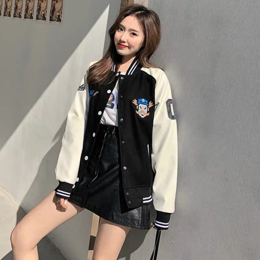 Phối áo bomber nằm trong phần chân váy ngắn