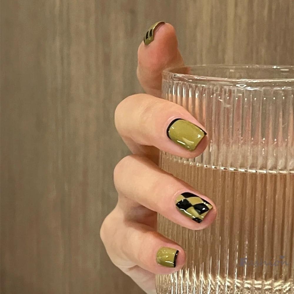 Mẫu nail xanh lơ bơ kẻ caro