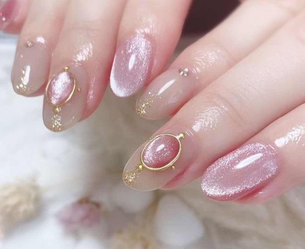 Mẫu nail mắt mèo kim cương đính đá oval màu hôngf