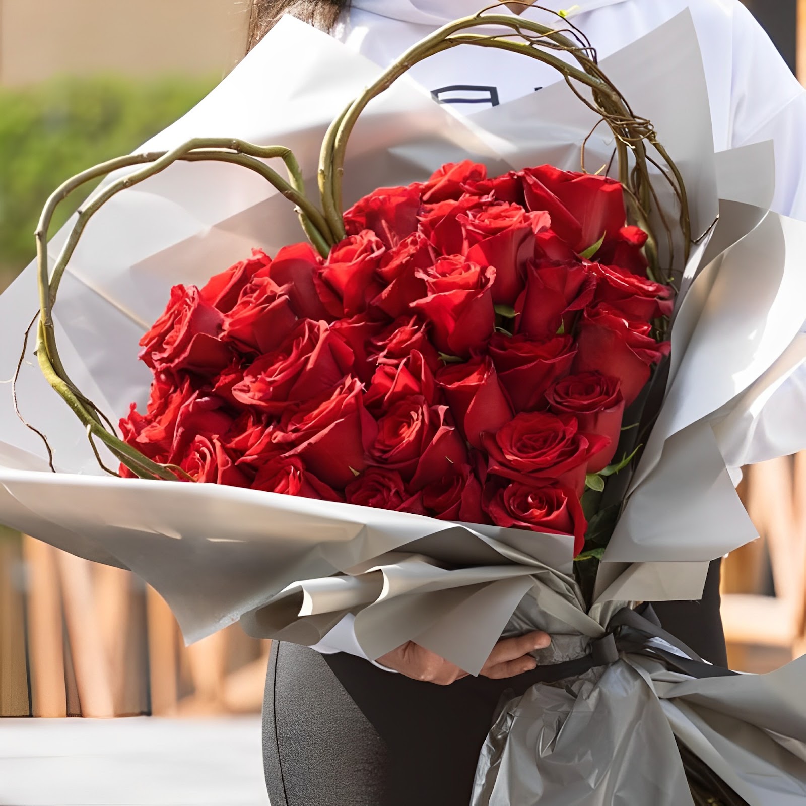 Hoa hồng đỏ được xếp thành hình trái tim cực lãng mạn