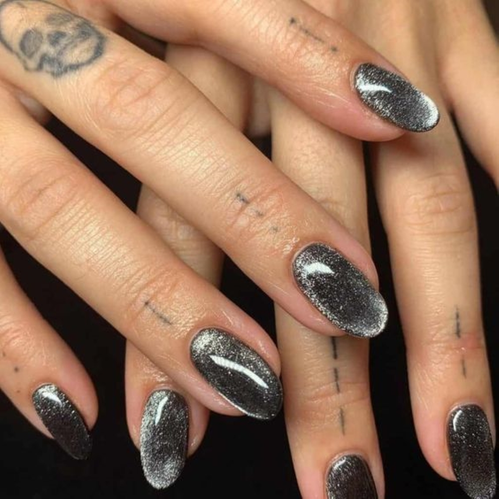 Mẫu nail mắt mèo kim cương màu đen ánh nhũ xám
